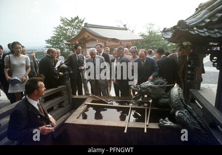 Bundespräsident Gustav Heinemann (M, Licht) mit seinen Gefährten während einer Tag Besuch der Buddhistischen Sanjusangendo Tempel in Kyoto im Mai 1970. | Verwendung weltweit Stockfoto