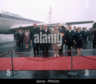 Bundespräsident Gustav Heinemann (roter Teppich, 2. von links nach rechts) neben seiner Frau Hilda, neben der japanische Ministerpräsident Saro Eisaku und seine Frau bei einem Besuch der Insel Miyajima. Im Hintergrund ein Flugzeug der Deutschen Luftwaffe. | Verwendung weltweit Stockfoto