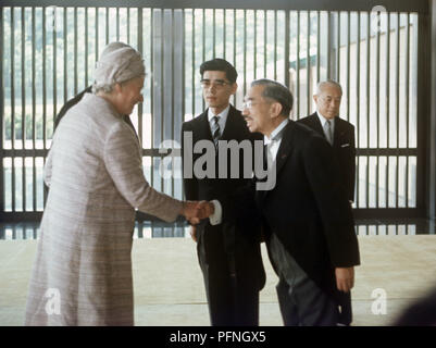 Bundespräsident Gustav Heinemann (versteckt) und seine Frau Hilda (l) von Kaiser Hirohito (r) bei ihrem Besuch in Japan im Mai 1970 empfangen werden. | Verwendung weltweit Stockfoto