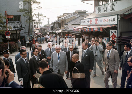 Bundespräsident Gustav Heinemann (M, Licht) mit seinen Gefährten während einer Tag Besuch der Buddhistischen Sanjusangendo Tempel in Kyoto im Mai 1970. | Verwendung weltweit Stockfoto