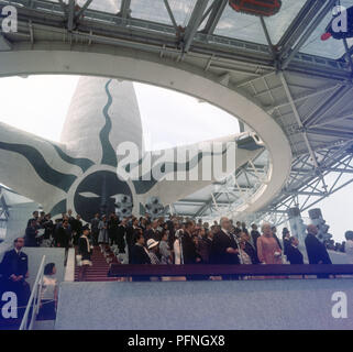 Bundespräsident Gustav Heinemann (M, am Mikrofon) und seine Frau Hilda (rotes Kleid) beim Festival Plaza der Expo '70 während der Zeremonie anlässlich der Deutschen Tag am 13. Mai 1970 in Suita, einem Vorort von der japanischen Stadt Osaka. | Verwendung weltweit Stockfoto