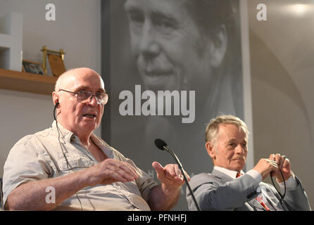 Prag, Tschechische Republik. 21 Aug, 2018. Konferenz mit Teilnehmern in Moskau Protest gegen die Invasion der Tschechoslowakei 1968, russische Mathematiker Pavel Litvinov, Links, krimtatarischen Politiker Mustafa Dzhemilev und ungarische Philosophin Agnes Heller (nicht auf dem Foto) an Vaclav Havel Bibliothek, Prag, Tschechische Republik, am Dienstag, 21. August 2018. Credit: Ondrej Deml/CTK Photo/Alamy leben Nachrichten Stockfoto