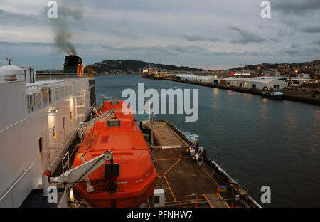 Wellington, Neuseeland. 27 Apr, 2018. Einfahrt in den Hafen von Wellington auf der Nordinsel von Neuseeland, im April 2018 | Verwendung der weltweiten Kredit aufgezeichnet: dpa/Alamy leben Nachrichten Stockfoto