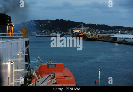 Wellington, Neuseeland. 27 Apr, 2018. Einfahrt in den Hafen von Wellington auf der Nordinsel von Neuseeland, im April 2018 | Verwendung der weltweiten Kredit aufgezeichnet: dpa/Alamy leben Nachrichten Stockfoto