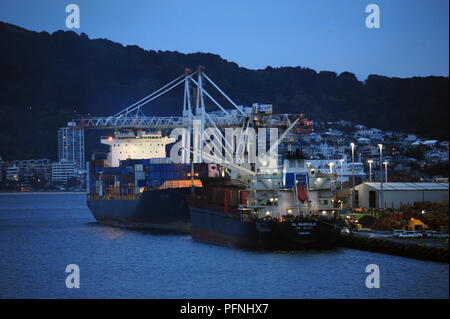 Wellington, Neuseeland. 27 Apr, 2018. Blick auf Frachtschiffen und Teile des Hafens und der Stadt Welington auf der Nordinsel von Neuseeland, im April 2018 | Verwendung der weltweiten Kredit genommen: dpa/Alamy leben Nachrichten Stockfoto