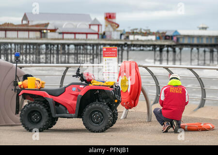 Strandpatrouille Rettungsschwimmer Geländefahrzeug in Blackpool, Lancashire, Großbritannien, August 2018. Wetter in Großbritannien. Eine starke Brise und bewölkter Himmel im Resort führen zu einem fast einsamen Strand und einer Strandpromenade. Das bewölkte Wetter im Spätsommer ist eine schlechte Nachricht für alle Attraktionen am Meer in diesem Resort im Nordwesten von Lancashire. Stockfoto