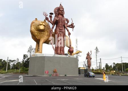Ganga Talao, Mauritius. 09 Juli, 2018. 09.07.2018, Mauritius, Ganga Talao: Eine weibliche Pilger Fotografieren einer Statue der hinduistischen Göttin Durga Maa Credit: Sebastian Kahnert/dpa-Zentralbild/ZB | Verwendung weltweit/dpa/Alamy leben Nachrichten Stockfoto