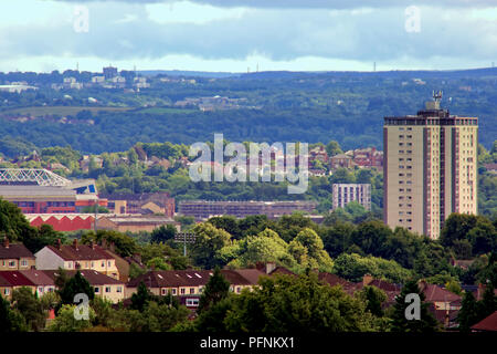 Glasgow, Schottland, Großbritannien. 22 August, 2018. UK Wetter: kein Regen durch den Tag erwartet. GLASGOW Sommer Sessions beginnt in Luftaufnahme der Bereich mit Ibrox Park auf der linken Seite und Scotstoun im Vordergrund zeigt gutes Wetter für den Fall mit East Kilbride am Horizont Credit: Gerard Fähre / alamy Leben Nachrichten Stockfoto