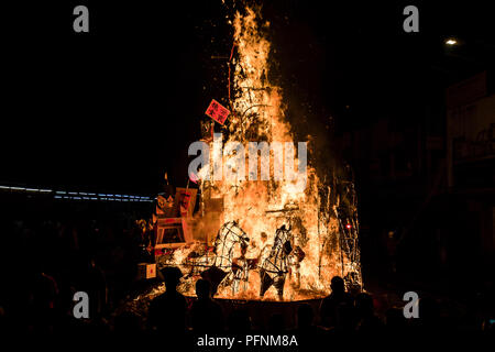 Kuala Lumpur, Malaysia. 21 August, 2018. Hungry Ghost Festival endet am Bangsar Vorort in Kuala Lumpur, Malaysia, am 21. August 2018. Ghost King eine Grand Abschied Lagerfeuer in die Unterwelt returm. . Credit: Danny Chan/Alamy leben Nachrichten Stockfoto