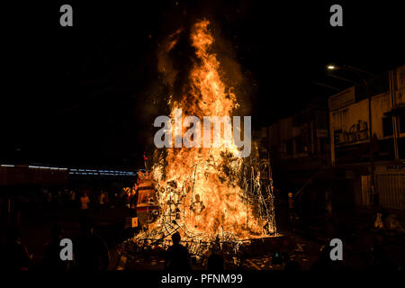 Kuala Lumpur, Malaysia. 21 August, 2018. Hungry Ghost Festival endet am Bangsar Vorort in Kuala Lumpur, Malaysia, am 21. August 2018. Ghost King eine Grand Abschied Lagerfeuer in die Unterwelt returm. . Credit: Danny Chan/Alamy leben Nachrichten Stockfoto