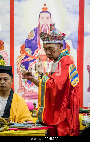 Kuala Lumpur, Malaysia. 21 August, 2018. Hungry Ghost Festival endet am Bangsar Vorort in Kuala Lumpur, Malaysia, am 21. August 2018. Taoistische Priester bei der endgültigen Ritual für Ghost King in die Unterwelt returm. . Credit: Danny Chan/Alamy leben Nachrichten Stockfoto