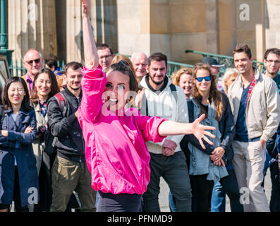 Edinburgh Fringe Festival Street Performer, Edinburgh, Schottland, Vereinigtes Königreich, 22. August 2018. Der Damm, Edinburgh, Schottland, Großbritannien, eine amerikanische weibliche Street Performer unterhält eine große Menschenmenge auf dem Fringe Festival Stockfoto