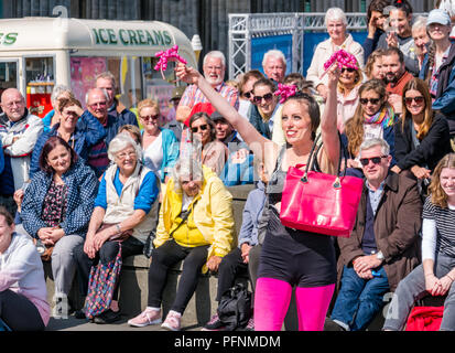 Edinburgh Fringe Festival Street Performer, Edinburgh, Schottland, Vereinigtes Königreich, 22. August 2018. Der Damm, Edinburgh, Schottland, Großbritannien, eine amerikanische weibliche Street Performer unterhält eine große Menschenmenge auf dem Fringe Festival Stockfoto