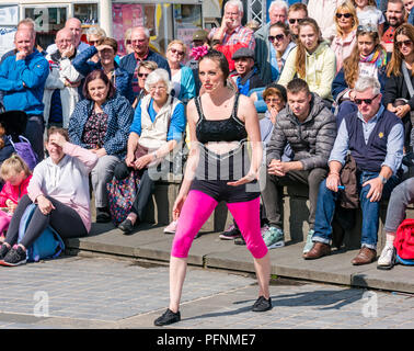 Edinburgh Fringe Festival Street Performer, Edinburgh, Schottland, Vereinigtes Königreich, 22. August 2018. Der Damm, Edinburgh, Schottland, Großbritannien, eine amerikanische weibliche Street Performer unterhält eine große Menschenmenge auf dem Fringe Festival Stockfoto