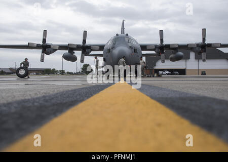 Mansfield, Ohio, USA. 21 Aug, 2018. Us-Flieger der 179th Airlift Wing Instandhaltungsgruppe ein Reifenwechsel auf der C-130H Hercules Transportflugzeug auf der Flightline Aug.16, 2018, an der 179th Airlift Wing, Mansfield, Ohio durchführen. Flieger führen täglich Wartung von Flugzeugen um mission Bereitschaft jederzeit zu gewährleisten. (U.S. Air National Guard Foto von Amn Alexis Wade) www.dvidshub.net/ US-Verteidigungsministerium über globallookpress.com Bild: US-Verteidigungsministerium/russischen Look/ZUMA Draht/Alamy leben Nachrichten Stockfoto