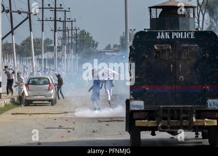 August 22, 2018 - Srinagar, J&K,- Auseinandersetzungen zwischen Demonstranten und der indischen Regierung Kräfte. Das Festival der Eid al-Adha, hat keine bestimmte Zeitdauer und war mit religiösem Eifer in Jammu und Kaschmir gefeiert. Muslime aus allen Lebensbereichen ein beeline für Eidgahs (Gebet) und Moscheen Eid Gebete zu bieten. Auseinandersetzungen ausgebrochen zwischen Kaschmirischen Demonstranten und den Sicherheitskräften in einigen Teilen der Kaschmir-tal unmittelbar nach dem Eid Gebete endete, die gegen die Inder Regel protestierten. Credit: Saqib Majeed/SOPA Images/ZUMA Draht/Alamy leben Nachrichten Stockfoto