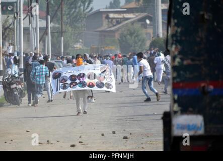 August 22, 2018 - Srinagar, J&K, - ein demonstrant gesehen halten ein Banner bei den Auseinandersetzungen. Das Festival der Eid al-Adha, hat keine bestimmte Zeitdauer und war mit religiösem Eifer in Jammu und Kaschmir gefeiert. Muslime aus allen Lebensbereichen ein beeline für Eidgahs (Gebet) und Moscheen Eid Gebete zu bieten. Auseinandersetzungen ausgebrochen zwischen Kaschmirischen Demonstranten und den Sicherheitskräften in einigen Teilen der Kaschmir-tal unmittelbar nach dem Eid Gebete endete, die gegen die Inder Regel protestierten. Credit: Saqib Majeed/SOPA Images/ZUMA Draht/Alamy leben Nachrichten Stockfoto