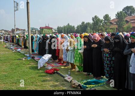 August 22, 2018 - Srinagar, J&K, -kaschmirische Muslime während des Eid al-Adha, hat keine bestimmte Gebete gesehen. Das Festival der Eid al-Adha, hat keine bestimmte Zeitdauer und war mit religiösem Eifer in Jammu und Kaschmir gefeiert. Muslime aus allen Lebensbereichen ein beeline für Eidgahs (Gebet) und Moscheen Eid Gebete zu bieten. Auseinandersetzungen ausgebrochen zwischen Kaschmirischen Demonstranten und den Sicherheitskräften in einigen Teilen der Kaschmir-tal unmittelbar nach dem Eid Gebete endete, die gegen die Inder Regel protestierten. Credit: Saqib Majeed/SOPA Images/ZUMA Draht/Alamy leben Nachrichten Stockfoto