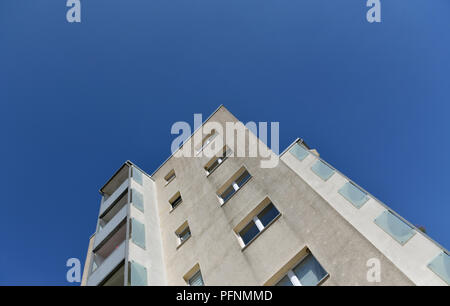 22. August 2018, Deutschland, Berlin: Blick auf ein Gebäude in Berlin, in dem eine 31-jährige mutmassliche islamistische lebte. Er und ein anderer Verdacht sagte eine explosive Angriff in Deutschland geplant zu haben. Nun, die 31-Jährige hat in Berlin festgenommen worden. Foto: Paul Zinken/dpa Stockfoto