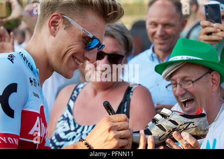 Koblenz, Deutschland. 22 Aug, 2018. Radfahren: UCI Europäische Serie - Deutschland Tour, Team Präsentation in der deutschen Ecke: Marcel Kittel aus Deutschland aus Team Katusha Alpecin gibt ein Autogramm auf einem Schuh. Foto: Bernd Thissen, Thomas Frey/dpa/Alamy leben Nachrichten Stockfoto