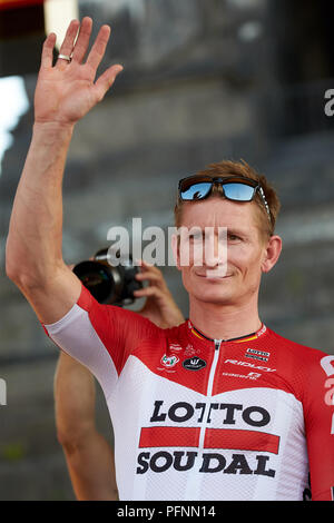 Koblenz, Deutschland. 22 Aug, 2018. Radfahren: UCI Europäische Serie - Deutschland Tour, Team Präsentation in der deutschen Ecke: Andre Greipel aus Deutschland vom Team Lotto Soudal Wellen auf die Zuschauer. Foto: Bernd Thissen, Thomas Frey/dpa/Alamy leben Nachrichten Stockfoto