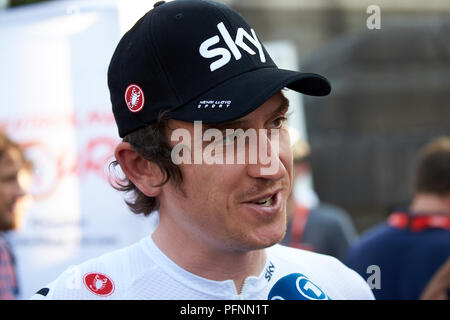 Koblenz, Deutschland. 22 Aug, 2018. Radfahren: UCI Europäische Serie - Deutschland Tour, Team Präsentation am Deutschen Eck: Der Sieger der Tour de France, Geraint Thomas aus Großbritannien von Team Sky spricht mit einem Reporter während seiner Präsentation. Foto: Bernd Thissen, Thomas Frey/dpa/Alamy leben Nachrichten Stockfoto