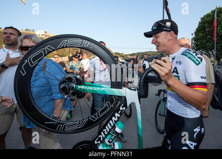 Koblenz, Deutschland. 22 Aug, 2018. Radfahren: UCI Europäische Serie - Deutschland Tour, Team Präsentation in der deutschen Ecke: Pascal Ackermann aus Deutschland vom Team Bora - Hansgrohe kommt zum Team Präsentation mit dem Fahrrad. Quelle: Bernd Thissen/dpa/Alamy leben Nachrichten Stockfoto