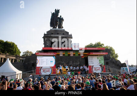 Koblenz, Deutschland. 22 Aug, 2018. Radfahren: UCI Europäische Serie - Deutschland Tour, Team Präsentation in der deutschen Ecke: Team Sky auf der Bühne steht, unter dem Reiterstandbild von Kaiser Wilhelm am Deutschen Eck. Quelle: Bernd Thissen/dpa/Alamy leben Nachrichten Stockfoto