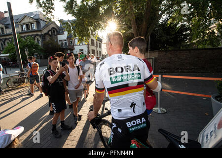 Koblenz, Deutschland. 22 Aug, 2018. Radfahren: UCI Europäische Serie - Deutschland Tour, Team Präsentation in der deutschen Ecke: Pascal Ackermann aus Deutschland vom Team Bora - Hansgrohe mit einem Ventilator vor dem Team Präsentation fotografiert. Quelle: Bernd Thissen/dpa/Alamy leben Nachrichten Stockfoto