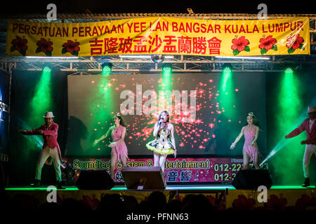 Kuala Lumpur, Malaysia. 21 August, 2018. Hungry Ghost Festival endet am Bangsar Vorort in Kuala Lumpur, Malaysia, am 21. August 2018. Getai Leistung ist Teil des Festes Ritual die Geister der Unterwelt zu beschwichtigen. Vordere Reihe von Stühlen für die Spirituosen vorbehalten. © Danny Chan/Alamy Leben Nachrichten. Stockfoto