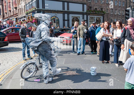 Edinburgh, Schottland, Großbritannien. 22 August, 2018. Ein Mann gekleidet wie eine lebende Statue auf der Royal Mile in der letzten Woche des Edinburgh Fringe Festival durchführt. Credit: Skully/Alamy leben Nachrichten Stockfoto