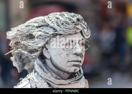 Edinburgh, Schottland, Großbritannien. 22 August, 2018. Ein Mann gekleidet wie eine lebende Statue auf der Royal Mile in der letzten Woche des Edinburgh Fringe Festival durchführt. Credit: Skully/Alamy leben Nachrichten Stockfoto