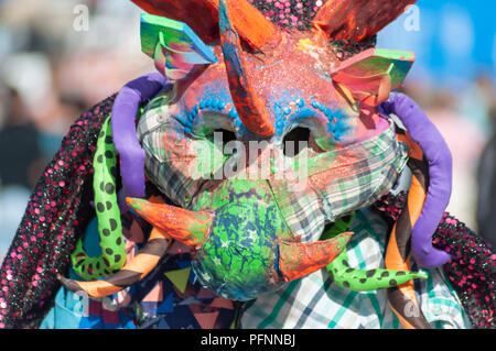 Edinburgh, Schottland, Großbritannien. 22 August, 2018. Ein männlicher Tanz Künstler aus 2 konfrontiert Dance Company in einem dragon Kostüm führt eine Franse Show für Kinder genannt, was der Mond sah, eine Produktion von Hans Christian Anderson auf der Royal Mile inspiriert, in der letzten Woche des Edinburgh Fringe Festival. Credit: Skully/Alamy leben Nachrichten Stockfoto