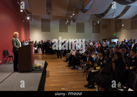 Seattle, Washington: Seattle Bürgermeister Jenny Durkan spricht an der Vereidigung von Carmen am Besten als Leiter der Abteilung an der nordwestlichen African American Museum. Durch Seattle Bürgermeister Jenny Durkan, der 26-jährige Veteran des Seattle Police Department hat als der Zwischenzeitspolizei seit Dezember 2017 serviert nominiert. Am besten ist der erste afroamerikanische Frau als Ihre permanente Chief zu dienen. Credit: Paul Christian Gordon/Alamy leben Nachrichten Stockfoto