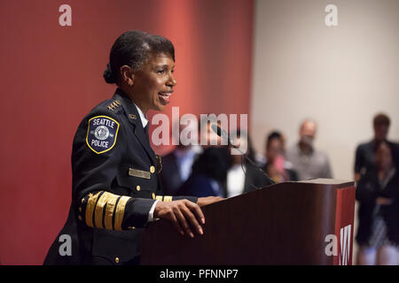 Seattle, Washington: Carmen Beste spricht mit Anhänger, Familie und Freunde an der afrikanischen amerikanischen Museum nach geschworen, als Leiter des Seattle Police Department. Durch Seattle Bürgermeister Jenny Durkan, der 26-jährige Veteran des Seattle Police Department hat als der Zwischenzeitspolizei seit Dezember 2017 serviert nominiert. Am besten ist der erste afroamerikanische Frau als Ihre permanente Chief zu dienen. Credit: Paul Christian Gordon/Alamy leben Nachrichten Stockfoto