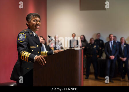 Seattle, Washington: Carmen Beste spricht mit Anhänger, Familie und Freunde an der afrikanischen amerikanischen Museum nach geschworen, als Leiter des Seattle Police Department. Durch Seattle Bürgermeister Jenny Durkan, der 26-jährige Veteran des Seattle Police Department hat als der Zwischenzeitspolizei seit Dezember 2017 serviert nominiert. Am besten ist der erste afroamerikanische Frau als Ihre permanente Chief zu dienen. Credit: Paul Christian Gordon/Alamy leben Nachrichten Stockfoto