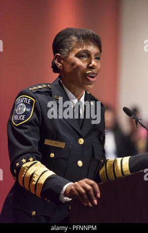 Seattle, Washington: Carmen Beste spricht mit Anhänger, Familie und Freunde an der afrikanischen amerikanischen Museum nach geschworen, als Leiter des Seattle Police Department. Durch Seattle Bürgermeister Jenny Durkan, der 26-jährige Veteran des Seattle Police Department hat als der Zwischenzeitspolizei seit Dezember 2017 serviert nominiert. Am besten ist der erste afroamerikanische Frau als Ihre permanente Chief zu dienen. Credit: Paul Christian Gordon/Alamy leben Nachrichten Stockfoto