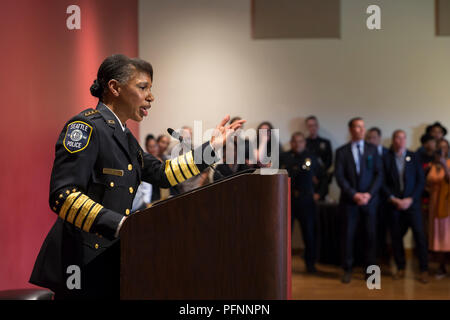 Seattle, Washington: Carmen Beste spricht mit Anhänger, Familie und Freunde an der afrikanischen amerikanischen Museum nach geschworen, als Leiter des Seattle Police Department. Durch Seattle Bürgermeister Jenny Durkan, der 26-jährige Veteran des Seattle Police Department hat als der Zwischenzeitspolizei seit Dezember 2017 serviert nominiert. Am besten ist der erste afroamerikanische Frau als Ihre permanente Chief zu dienen. Credit: Paul Christian Gordon/Alamy leben Nachrichten Stockfoto