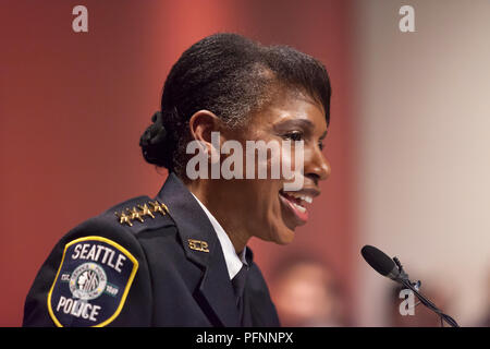 Seattle, Washington: Carmen Beste spricht mit Anhänger, Familie und Freunde an der afrikanischen amerikanischen Museum nach geschworen, als Leiter des Seattle Police Department. Durch Seattle Bürgermeister Jenny Durkan, der 26-jährige Veteran des Seattle Police Department hat als der Zwischenzeitspolizei seit Dezember 2017 serviert nominiert. Am besten ist der erste afroamerikanische Frau als Ihre permanente Chief zu dienen. Credit: Paul Christian Gordon/Alamy leben Nachrichten Stockfoto