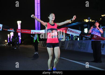 Qingdao, China. 22 Aug, 2018. Die internationale Nacht Marathon in Qingdao statt, der ostchinesischen Provinz Shandong. Credit: SIPA Asien/ZUMA Draht/Alamy leben Nachrichten Stockfoto