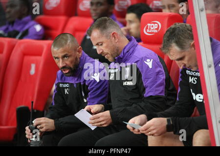 Stoke-on-Trent, Staffordshire, Großbritannien. 22 August, 2018. Stoke City Manager Gary Rowett k im dugout vor der Meisterschaft Fixture mit Wigan Athletic, die seine Seite mit 3-0 verlieren. Foto: Simon Newbury/Alamy leben Nachrichten Stockfoto