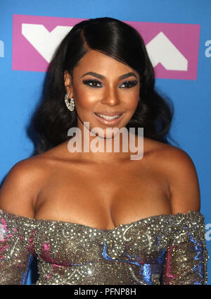 New York City, New York, USA. 20 Aug, 2018. Sängerin ASHANTI besucht die Anreise für die 2018 MTV VMAS'' in der Radio City Music Hall statt. Credit: Nancy Kaszerman/ZUMA Draht/Alamy leben Nachrichten Stockfoto