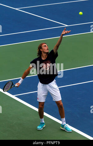 New York, N. Y, 22. August 2018 - US Open Tennis Praxis: Stefanos Tsitsipas Griechenlands üben an der Billie Jean King National Tennis Center in Flushing Meadows, New York, als Spieler für die US Open, die am kommenden Montag beginnt, vorbereitet. Quelle: Adam Stoltman/Alamy leben Nachrichten Stockfoto