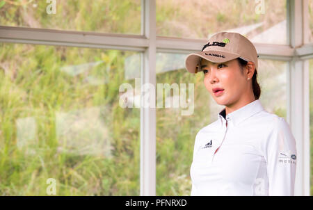 Jeongseon, östlich von Seoul, Südkorea. 22 Aug, 2018. Shin-Ae Ahn (KOR) Golf: Shin-Ae Ahn von Südkorea während one Point Lesson für Fans am Vorabend der ersten Runde der KLPGA Hoch 1 Resort Ladies Open 2018 auf dem High 1 Country Club in Jeongseon, östlich von Seoul, Südkorea. Quelle: Lee Jae-Won/LBA/Alamy leben Nachrichten Stockfoto