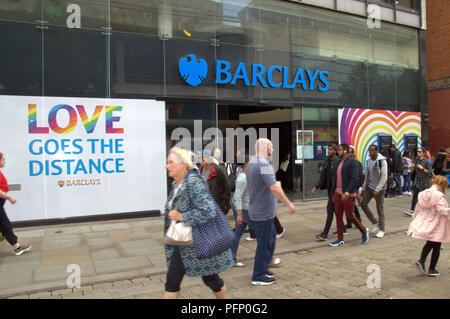 Die Barclays Bank in der Market Street, Manchester, zeigt Unterstützung für Manchester LGBT Pride, findet 24. bis 27. August. Stockfoto