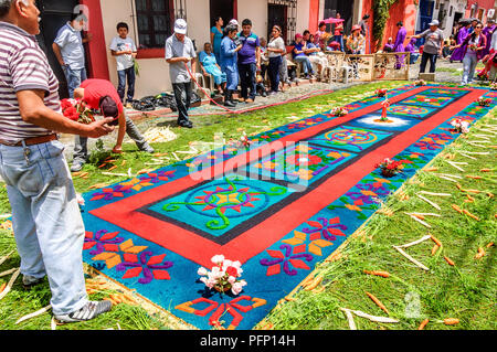 Antigua, Guatemala - 15. März 2015: Die fastenzeit Prozession Teppich in UNESCO Weltkulturerbe mit berühmten Heiligen Woche feiern. Stockfoto