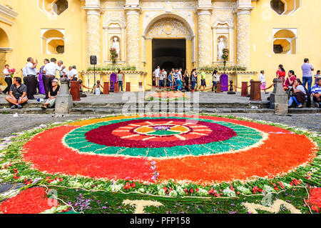 Antigua, Guatemala - 15. März 2015: Die fastenzeit Prozession Teppich vor Kirche in UNESCO Weltkulturerbe mit berühmten Heiligen Woche feiern. Stockfoto