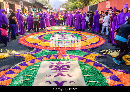 Antigua, Guatemala - März 22, 2015: Gefärbte Sägespäne Fastenzeit Prozession Teppiche in UNESCO Weltkulturerbe mit berühmten Heiligen Woche feiern. Stockfoto