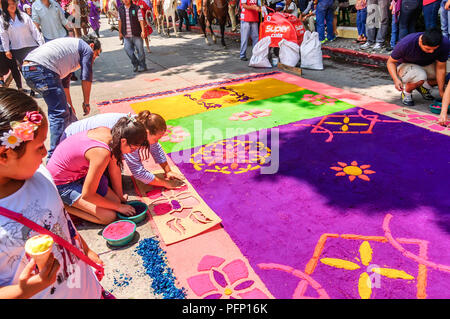 Antigua, Guatemala - April 2, 2015: gefärbte Sägespäne Prozession Teppich in UNESCO Weltkulturerbe mit berühmten Heiligen Woche feiern. Stockfoto
