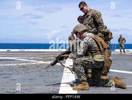 180729-N-PH 222-0128 PAZIFISCHER OZEAN (29 Juli 2018) Marine Corps Pfc. Austin Lacross, von Spring, Texas, zugeordnet zu den 13 Marine Expeditionary Unit (MEU), bereitet sein Gewehr zu laden während einer kleinen Arme live-fire Übung auf dem Flugdeck von San Antonio - Klasse amphibious Transport dock USS Anchorage LPD (23). Anchorage ist unterwegs für eine regelmäßig geplante Bereitstellung von Essex Amphibious Ready Group (ARG) und 13th Marine Expeditionary Unit (MEU). Das Essex ARG/MEU Team ist eine starke und flexible Kraft ausgestattet und skalierbar auf jede Krise, die von der humanitären Hilfe und der Endbenutzer-arbeitsplätze zu reagieren Stockfoto